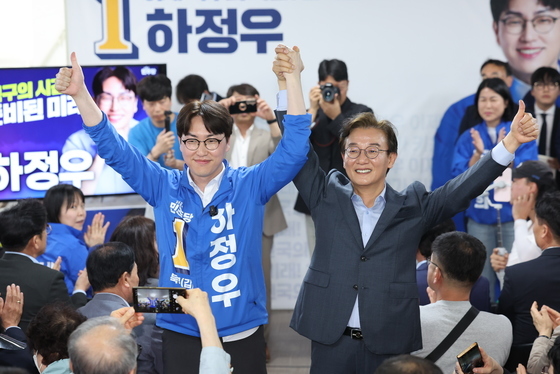 지지자들에게 둘러싸인 하정우·전재수