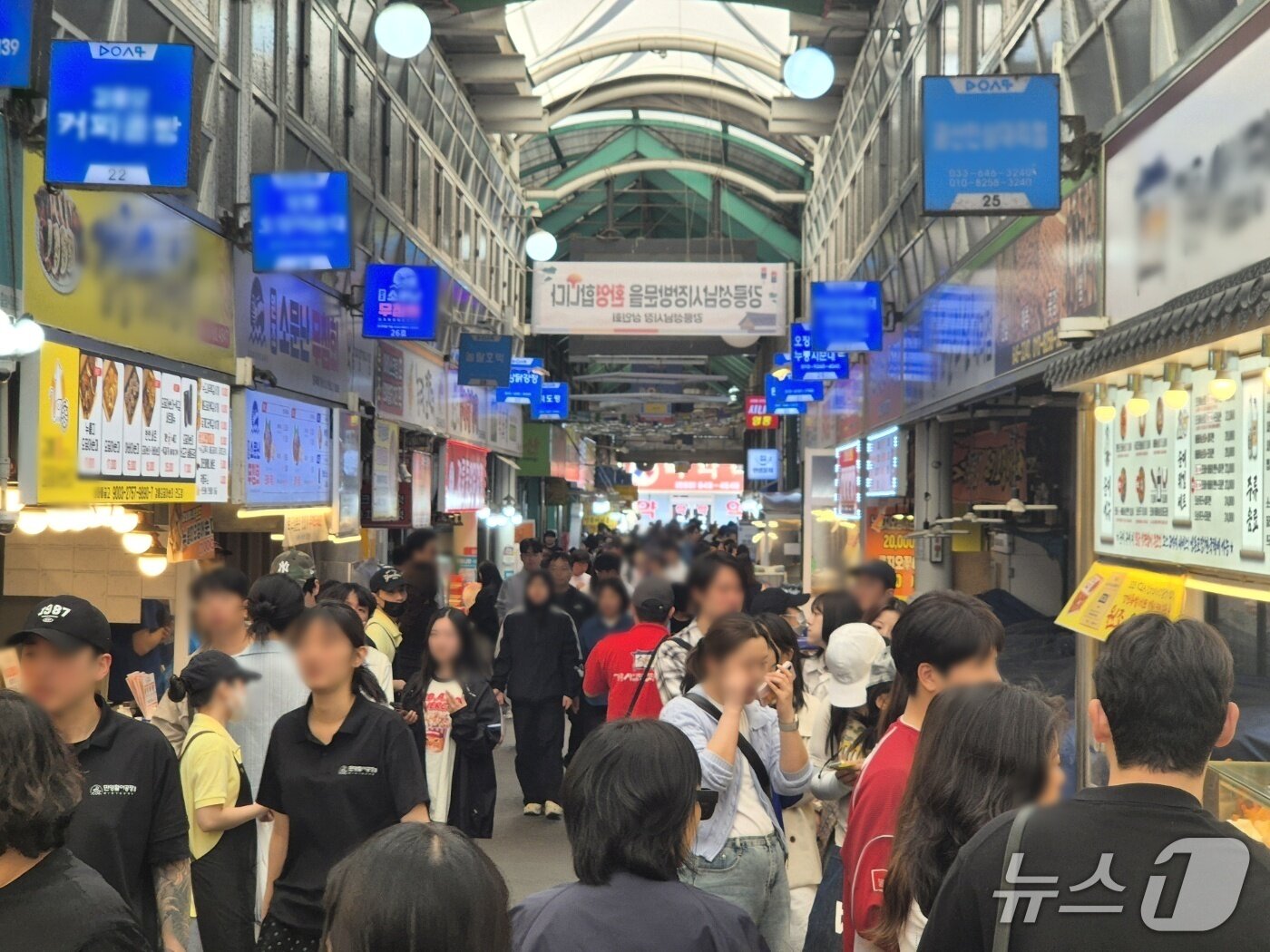 본문 이미지 - 일요일인 10일 강원 강릉지역 대표 전통시장인 중앙·성남시장 먹거리골목이 나들이객들로 가득 차 있다. 2026.5.10/뉴스1