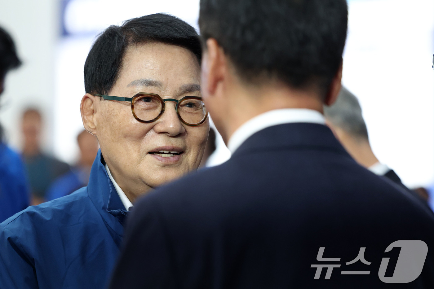 (광주=뉴스1) 이승현 기자 = 박지원 의원이 10일 광주 서구 소재 민형배 전남광주특별시장 후보 사무소에서 열린 민주당 선거대책위원회 출범식에 참여해 참석자들과 인사를 나누고 있 …