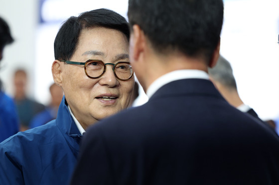 출범식 찾은 박지원