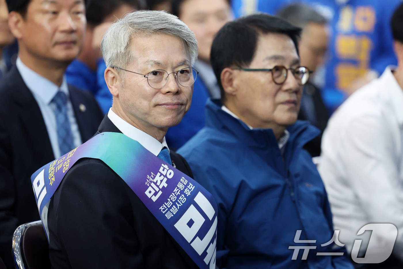(광주=뉴스1) 이승현 기자 = 10일 광주 서구 소재 민형배 전남광주특별시장 후보 사무소에서 열린 민주당 선거대책위원회 출범식에서 민 후보가 참석해 자리하고 있다. 2026.5. …