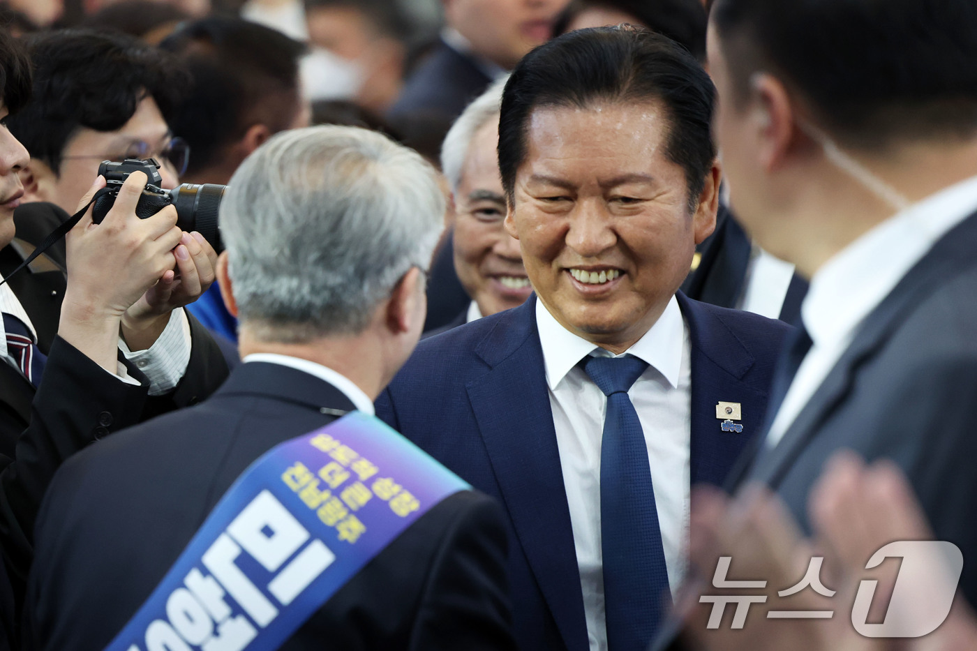 (광주=뉴스1) 이승현 기자 = 정청래 더불어민주당대표가 10일 광주 서구 소재 민형배 전남광주특별시장 후보 사무소에서 열린 민주당 선거대책위원회 출범식에 참석해 민 후보와 인사하 …