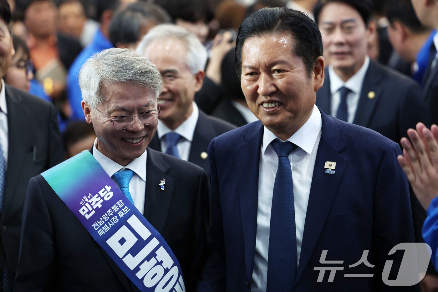 본문 이미지 - 정청래 더불어민주당대표가 10일 광주 서구 소재 민형배 전남광주특별시장 후보 사무소에서 열린 민주당 선거대책위원회 출범식에 참석해 민 후보와 인사하고 있다. 2026.5.10 ⓒ 뉴스1 이승현 기자
