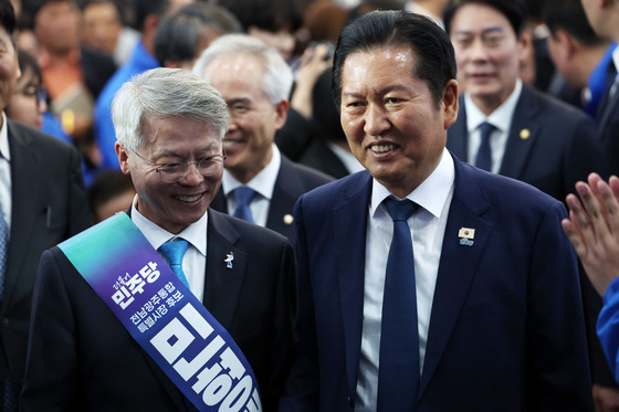 나란히 선 민형배와 정청래