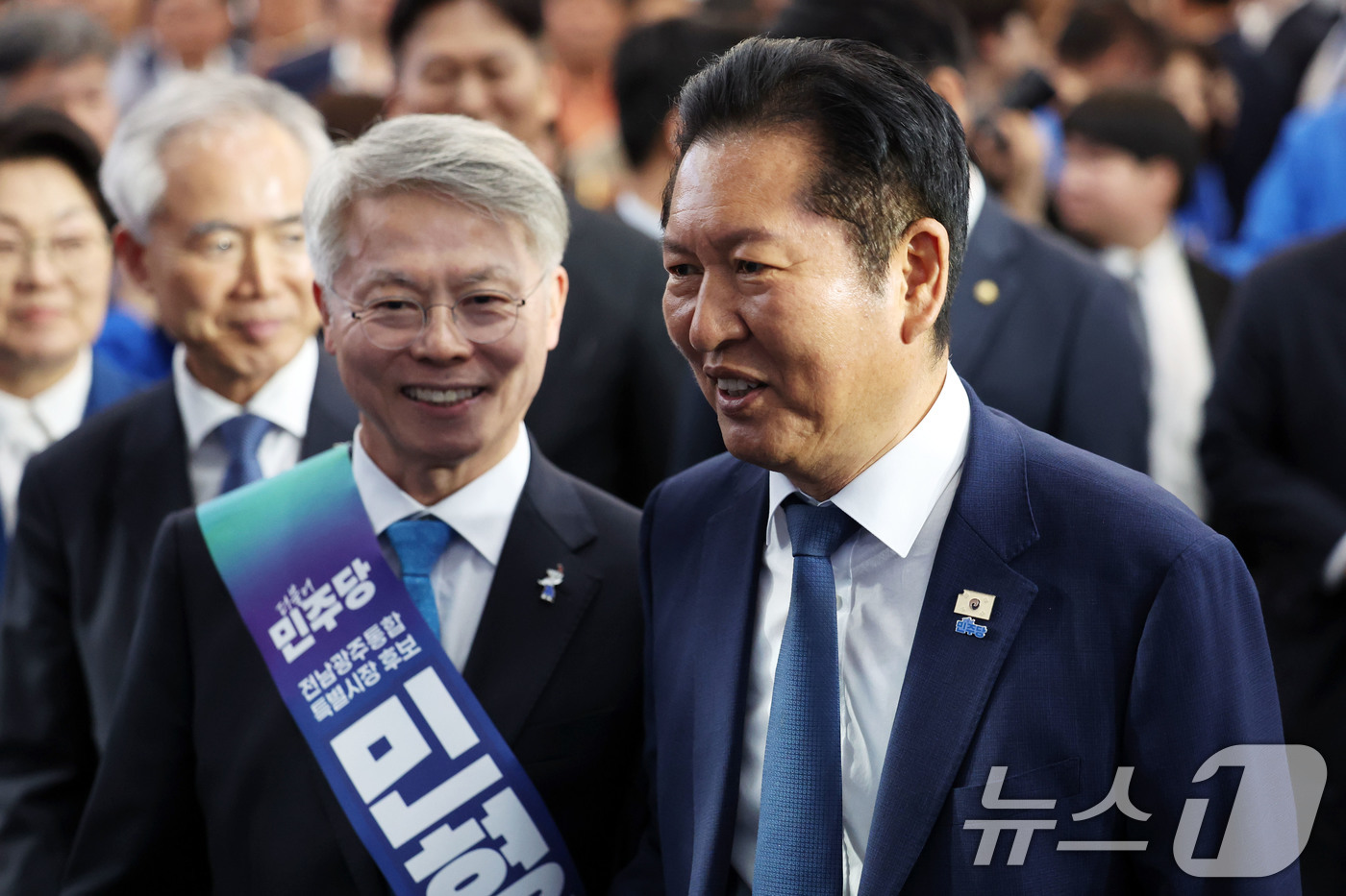 (광주=뉴스1) = 정청래 더불어민주당대표가 10일 광주 서구 소재 민형배 전남광주특별시장 후보 사무소에서 열린 민주당 선거대책위원회 출범식에 참석해 인사하고 있다.  2026.5 …
