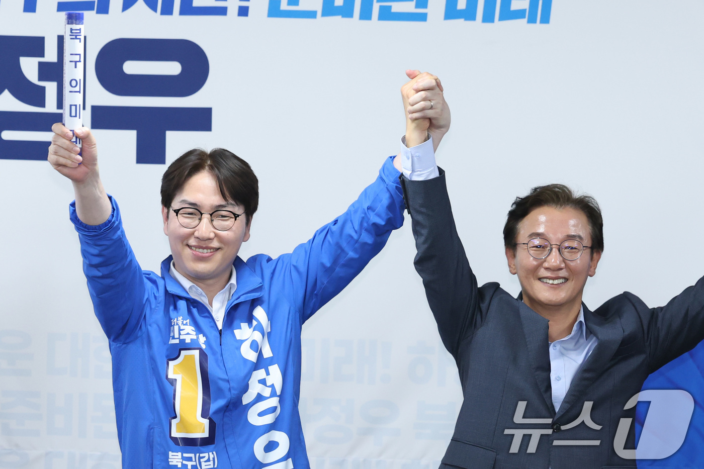 (부산=뉴스1) 신웅수 기자 = 부산 북갑 국회의원 보궐선거에 출마한 하정우 더불어민주당 후보가 10일 부산 북구 자신의 선거사무소 개소식에서 전재수 부산시장 후보로부터 '북구의 …