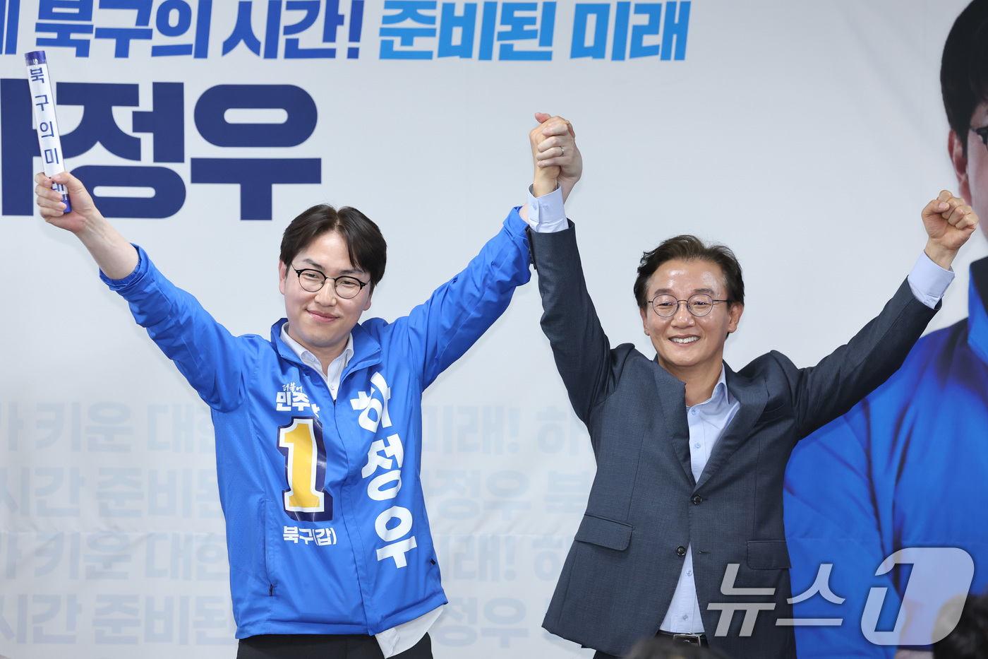 (부산=뉴스1) 신웅수 기자 = 부산 북갑 국회의원 보궐선거에 출마한 하정우 더불어민주당 후보가 10일 부산 북구 자신의 선거사무소 개소식에서 전재수 부산시장 후보로부터 '북구의 …