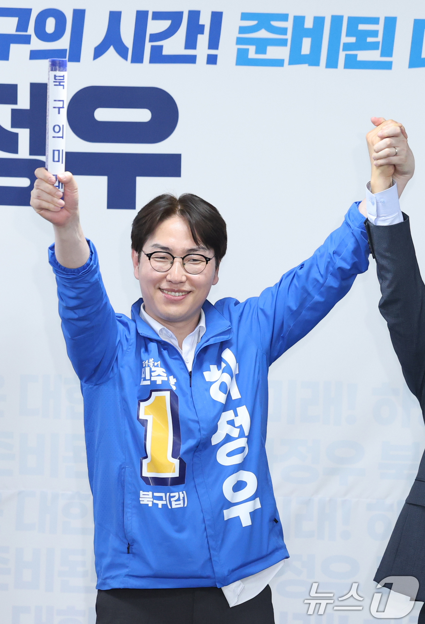 (부산=뉴스1) 신웅수 기자 = 부산 북갑 국회의원 보궐선거에 출마한 하정우 더불어민주당 후보가 10일 부산 북구 자신의 선거사무소 개소식에서 전재수 부산시장 후보로부터 '북구의 …