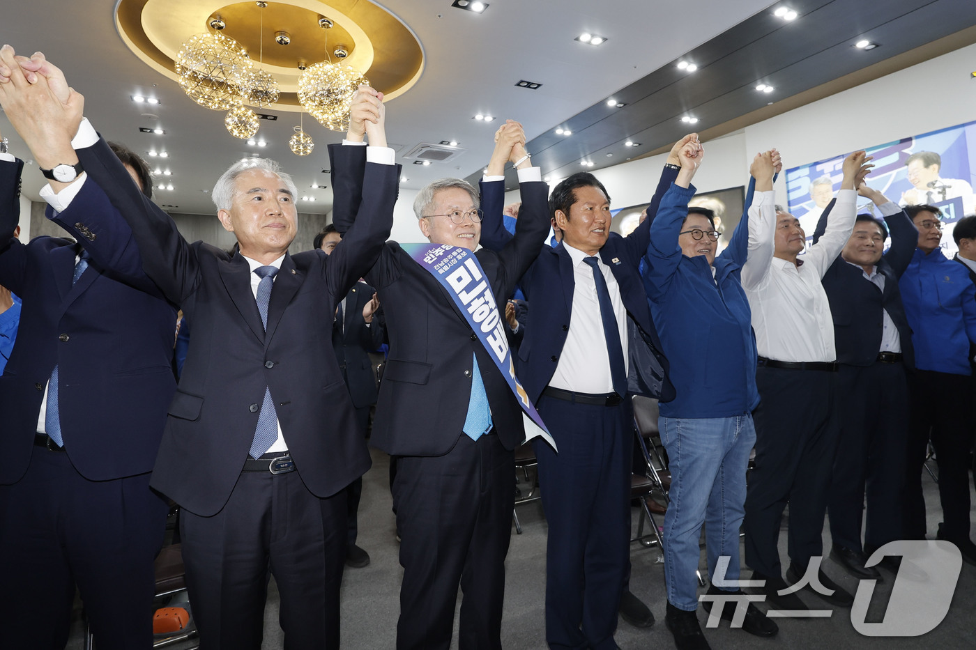 (광주=뉴스1) 김태성 기자 = 정청래 더불어민주당대표가 10일 광주 서구 소재 민형배 전남광주특별시장 후보 사무소에서 열린 민주당 선거대책위원회 출범식에 참석해 민 후보 손을 잡 …