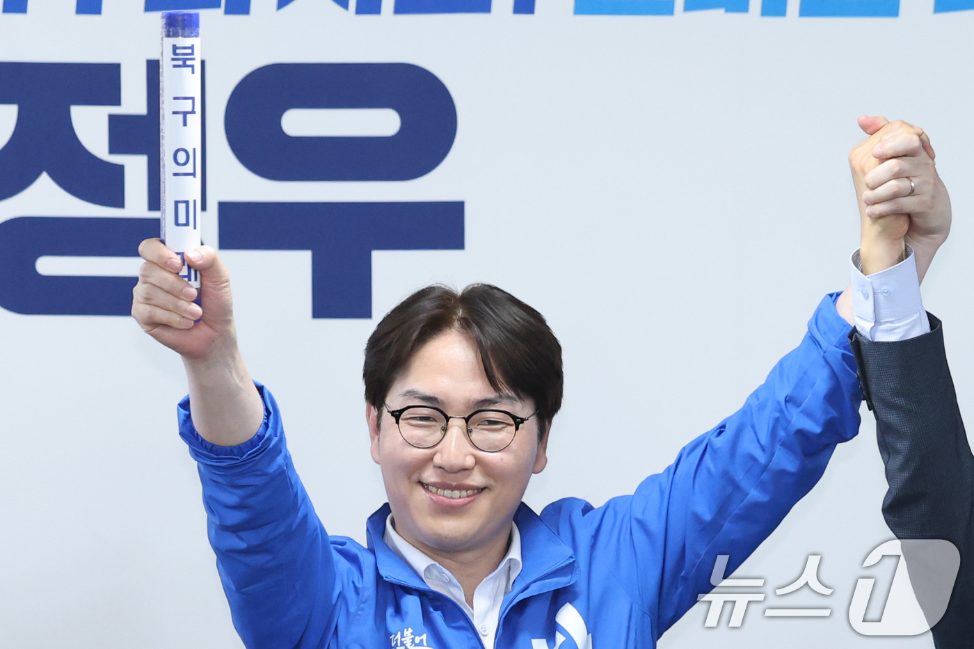 (부산=뉴스1) 신웅수 기자 = 부산 북갑 국회의원 보궐선거에 출마한 하정우 더불어민주당 후보가 10일 부산 북구 자신의 선거사무소 개소식에서 전재수 부산시장 후보로부터 '북구의 …
