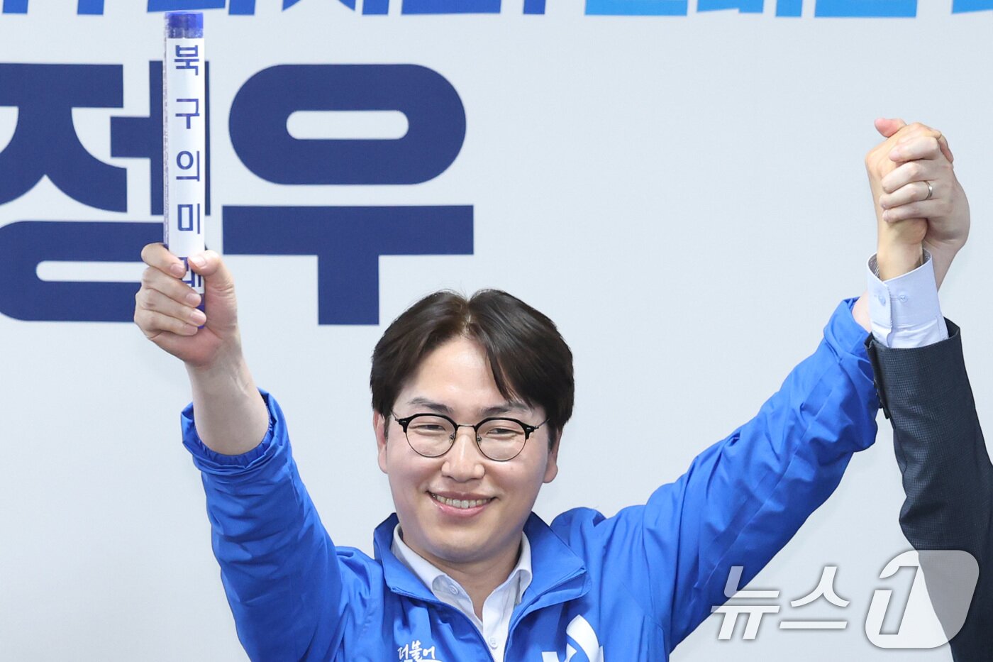 본문 이미지 - 부산 북갑 국회의원 보궐선거에 출마한 하정우 더불어민주당 후보가 10일 부산 북구 자신의 선거사무소 개소식에서 전재수 부산시장 후보로부터 '북구의 미래'가 적힌 배턴을 전달받고 있다. 2026.5.10 ⓒ 뉴스1 신웅수 기자