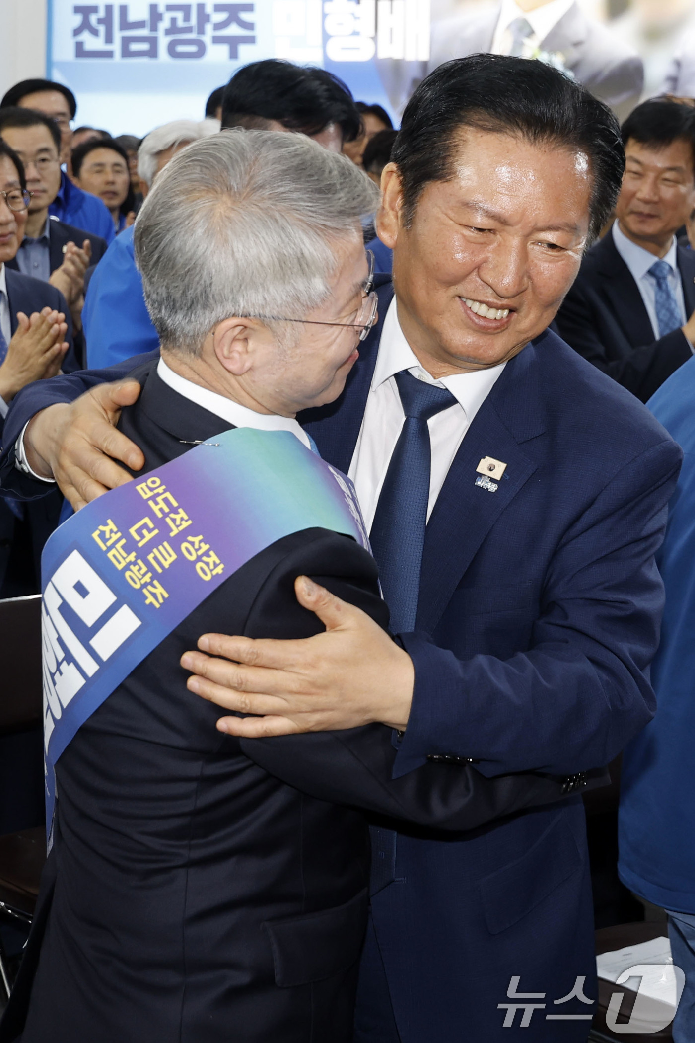 (광주=뉴스1) 김태성 기자 = 정청래 더불어민주당 대표가 10일 광주 서구 민형배 전남광주특별시장 후보 사무소에서 열린 민주당 선거대책위원회 출범식에 참석해 민 후보와 포옹하고 …