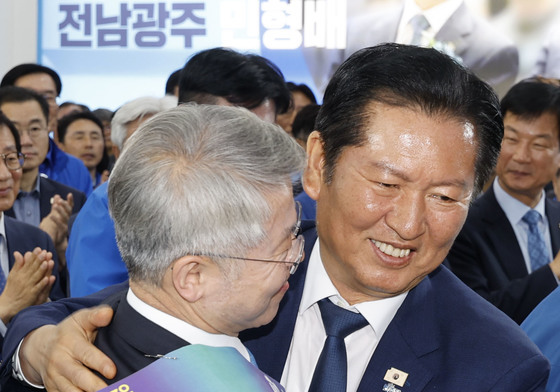 힘 실어주는 정청래
