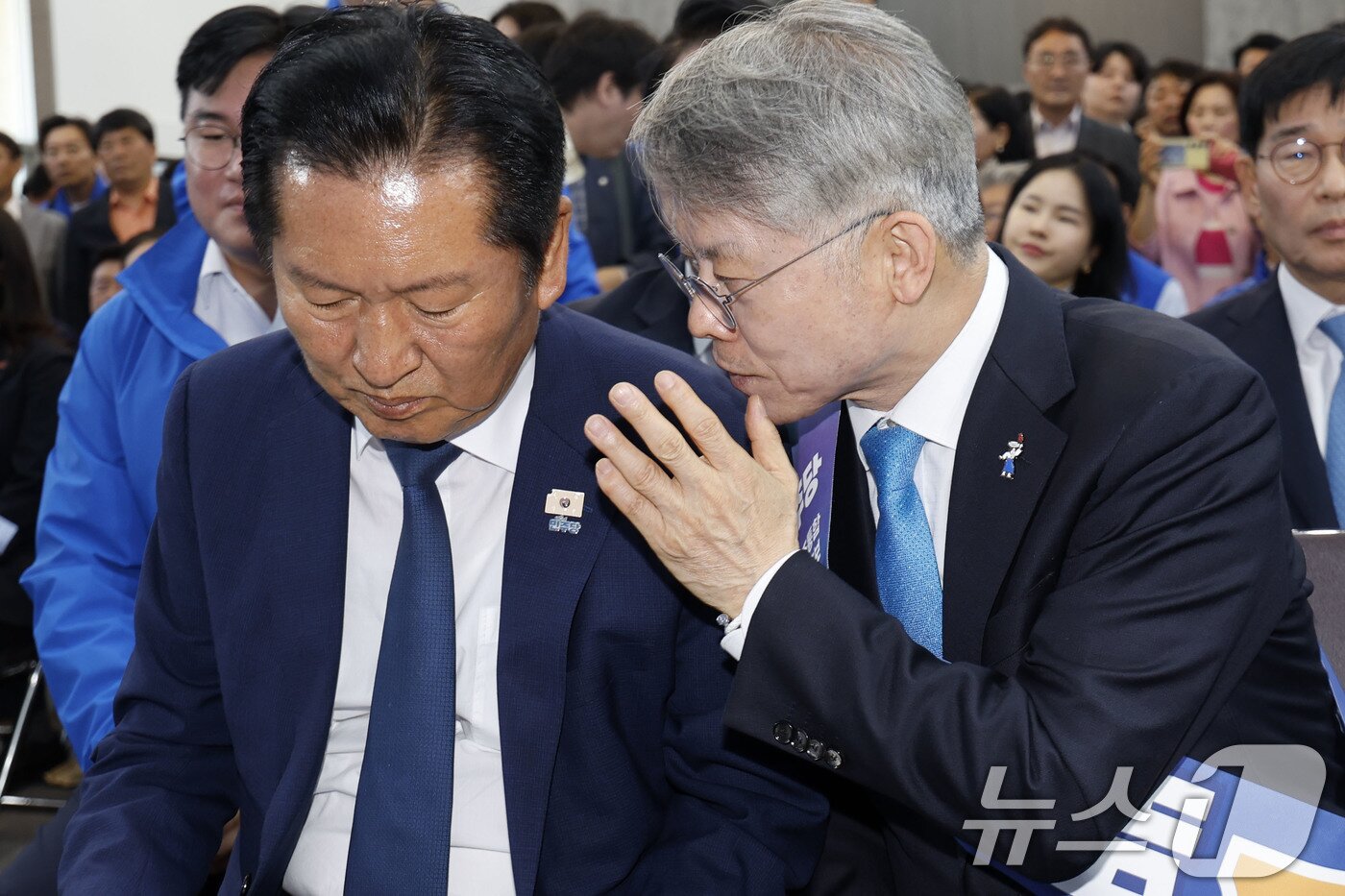 본문 이미지 - 정청래 더불어민주당 대표와 민형배 전남광주특별시장 후보가 10일 민형배 후보 사무소에서 열린 민주당 선거대책위원회 출범식에서 대화를 나누고 있다. 2026.5.10 ⓒ 뉴스1 김태성 기자