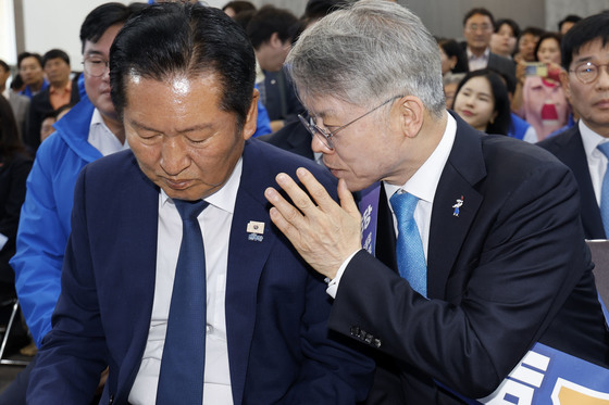 귀엣말 나누는 정청래·민형배