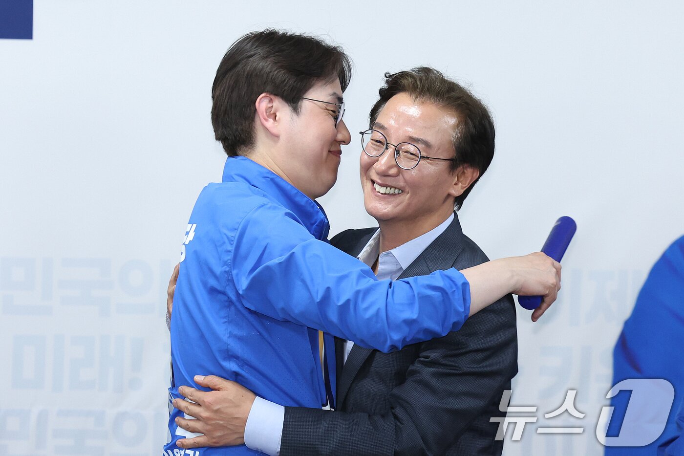 본문 이미지 - 부산 북갑 국회의원 보궐선거에 출마한 하정우 더불어민주당 후보가 10일 부산 북구 자신의 선거사무소 개소식에서 전재수 부산시장 후보와 포옹하고 있다. 2026.5.10 ⓒ 뉴스1 신웅수 기자