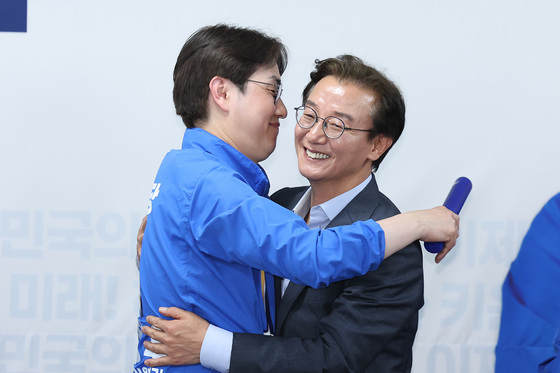 하정우·전재수 '포옹'