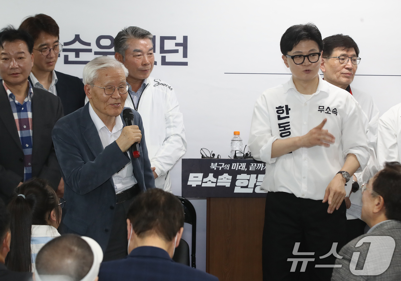 (부산=뉴스1) 윤일지 기자 = 부산 북구갑 국회의원 보궐선거에 출마한 한동훈 무소속 후보가 10일 오후 부산 북구에서 열린 선거사무소 개소식에서 조갑제 대표를 소개하고 있다. 2 …