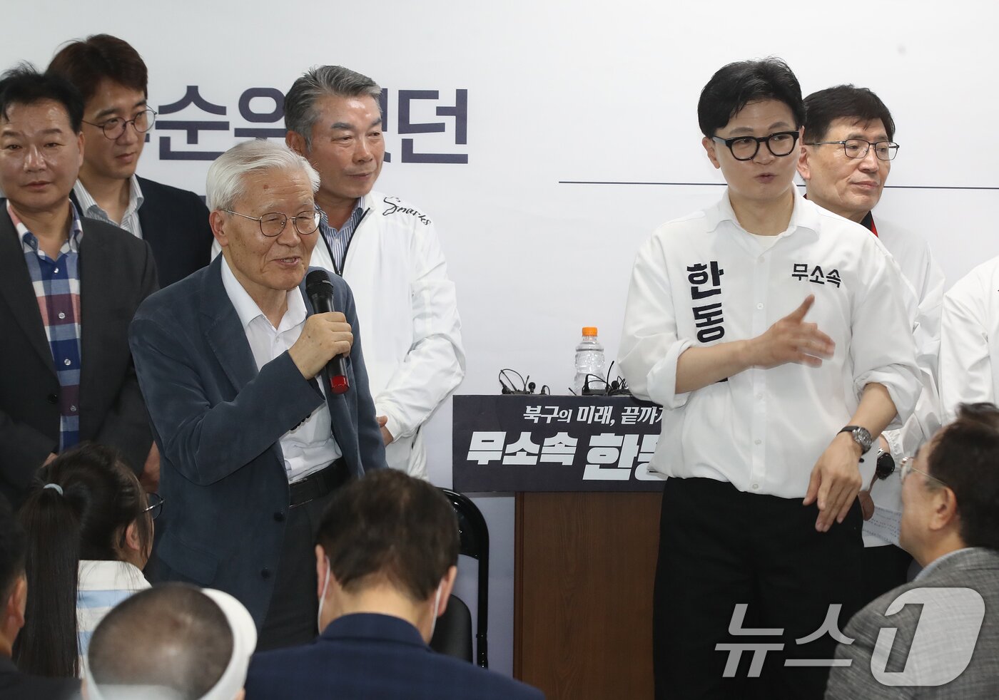 본문 이미지 - 부산 북구갑 국회의원 보궐선거에 출마한 한동훈 무소속 후보가 10일 오후 부산 북구에서 열린 선거사무소 개소식에서 조갑제 대표를 소개하고 있다. 2026.5.10 ⓒ 뉴스1 윤일지 기자