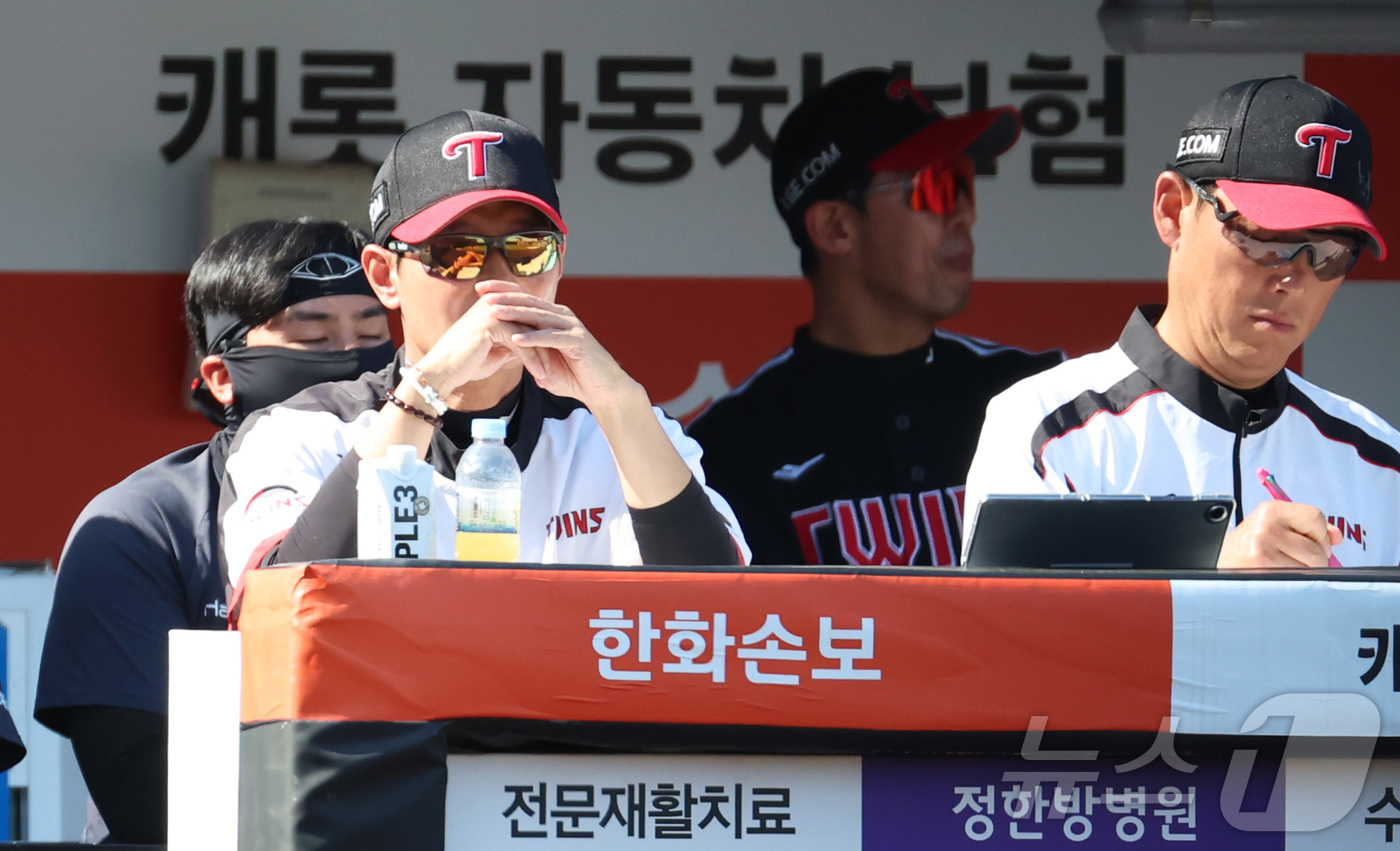 (대전=뉴스1) 김기남 기자 = 10일 대전 한화생명볼파크에서 열린 2026 신한 SOL KBO리그 LG 트윈스와 한화 이글스의 경기에서 LG 염경엽 간독이 6실점 경기를 보며 안 …