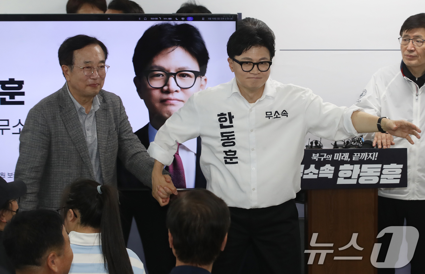 (부산=뉴스1) 윤일지 기자 = 부산 북구갑 국회의원 보궐선거에 출마한 한동훈 무소속 후보가 10일 오후 부산 북구에서 열린 선거사무소 개소식에서 서병수 명예선대위원장을 소개하고 …
