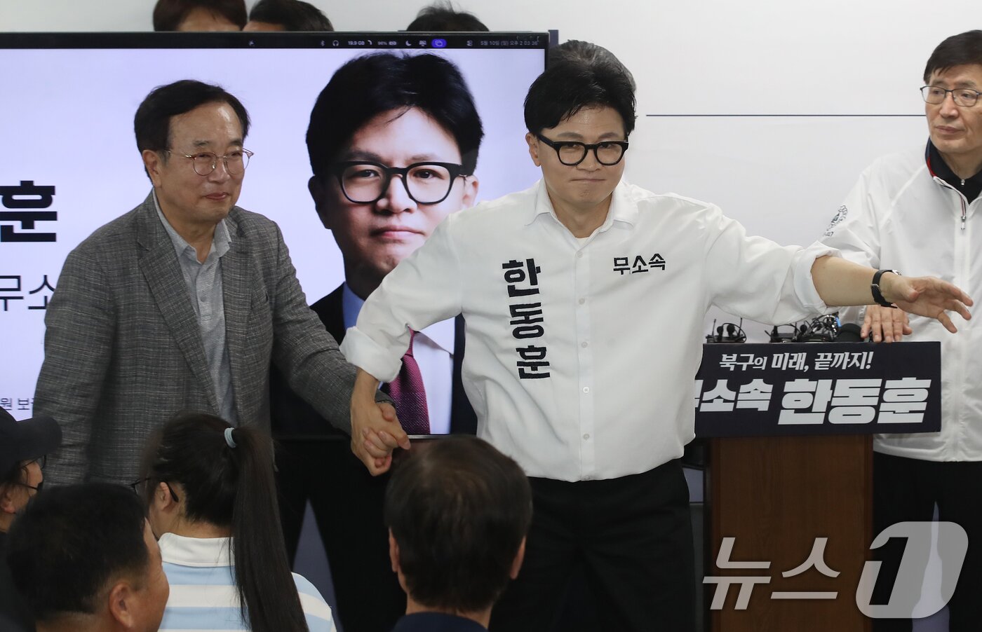 본문 이미지 - 부산 북구갑 국회의원 보궐선거에 출마한 한동훈 무소속 후보가 10일 오후 부산 북구에서 열린 선거사무소 개소식에서 서병수 명예선대위원장을 소개하고 있다. 2026.5.10 ⓒ 뉴스1 윤일지 기자