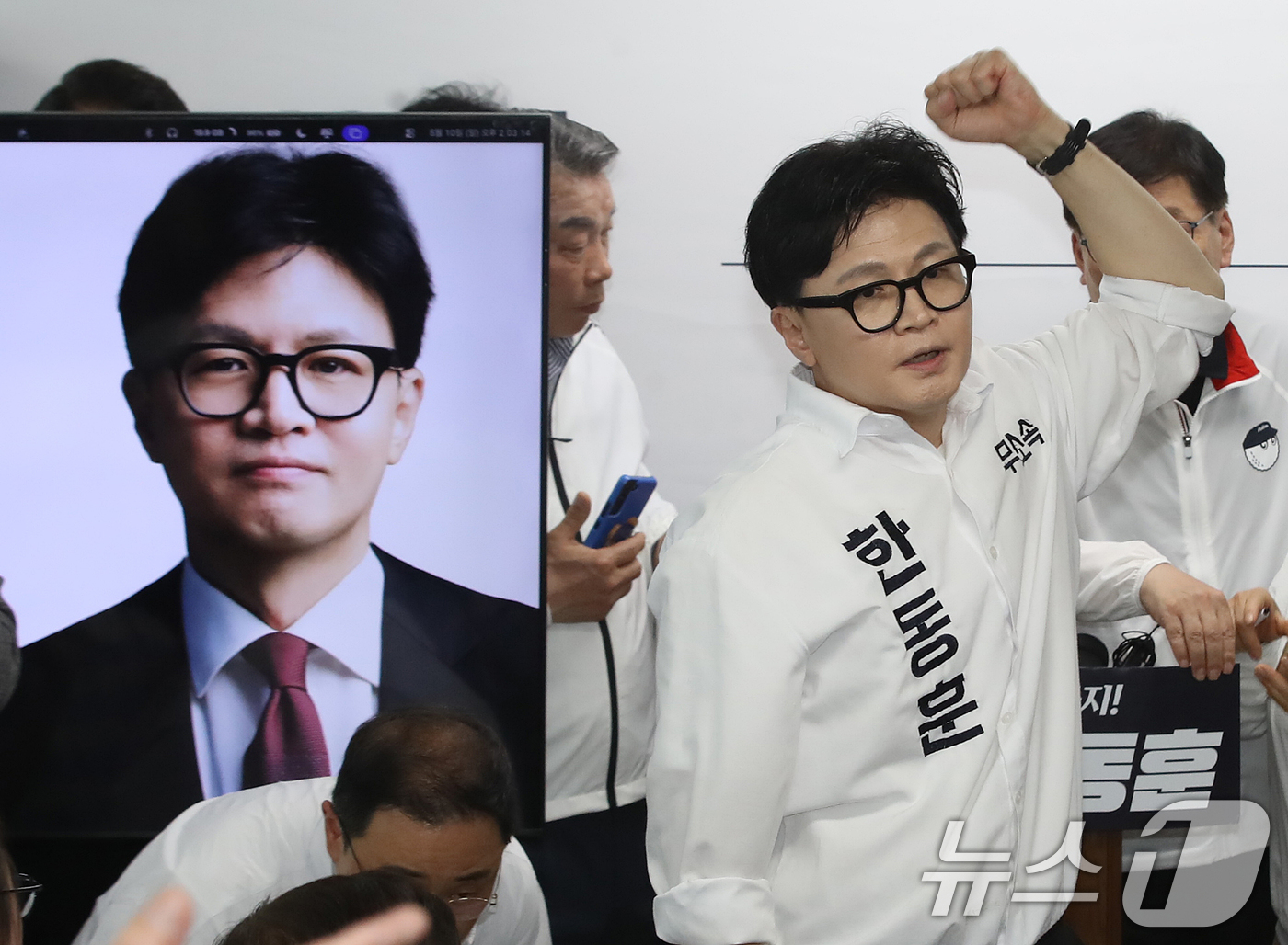 (부산=뉴스1) 윤일지 기자 = 부산 북구갑 국회의원 보궐선거에 출마한 한동훈 무소속 후보가 10일 오후 부산 북구에서 열린 선거사무소 개소식에서 주먹을 불끈 쥐고 있다. 2026 …