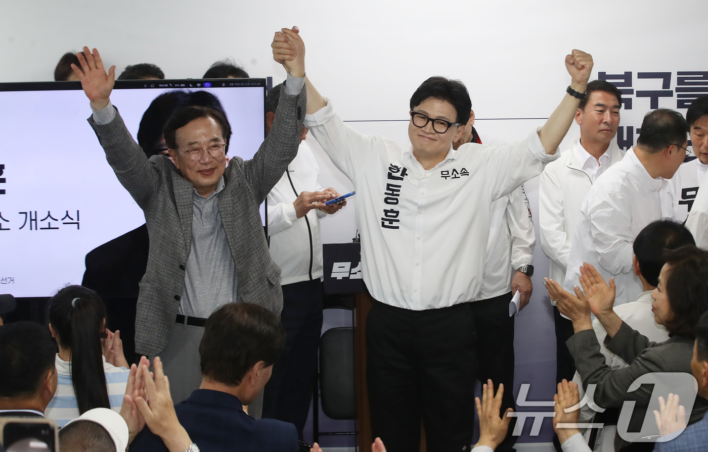 (부산=뉴스1) 윤일지 기자 = 부산 북구갑 국회의원 보궐선거에 출마한 한동훈 무소속 후보가 10일 오후 부산 북구에서 열린 선거사무소 개소식에서 서병수 명예선대위원장과 손을 맞잡 …