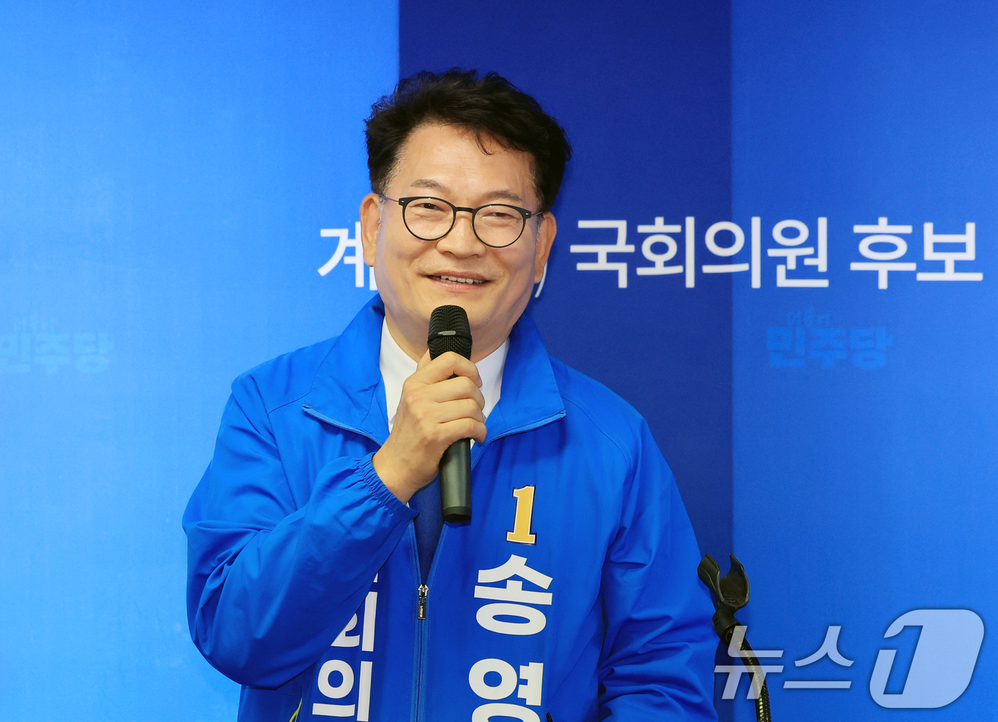 (인천=뉴스1) 이호윤 기자 = 송영길 더불어민주당 연수구갑 국회의원 후보가 10일 인천 계양구 대안빌딩에서 열린 김남준 선거 사무소 개소식에서 축사를 하고 있다. 2026.5.1 …