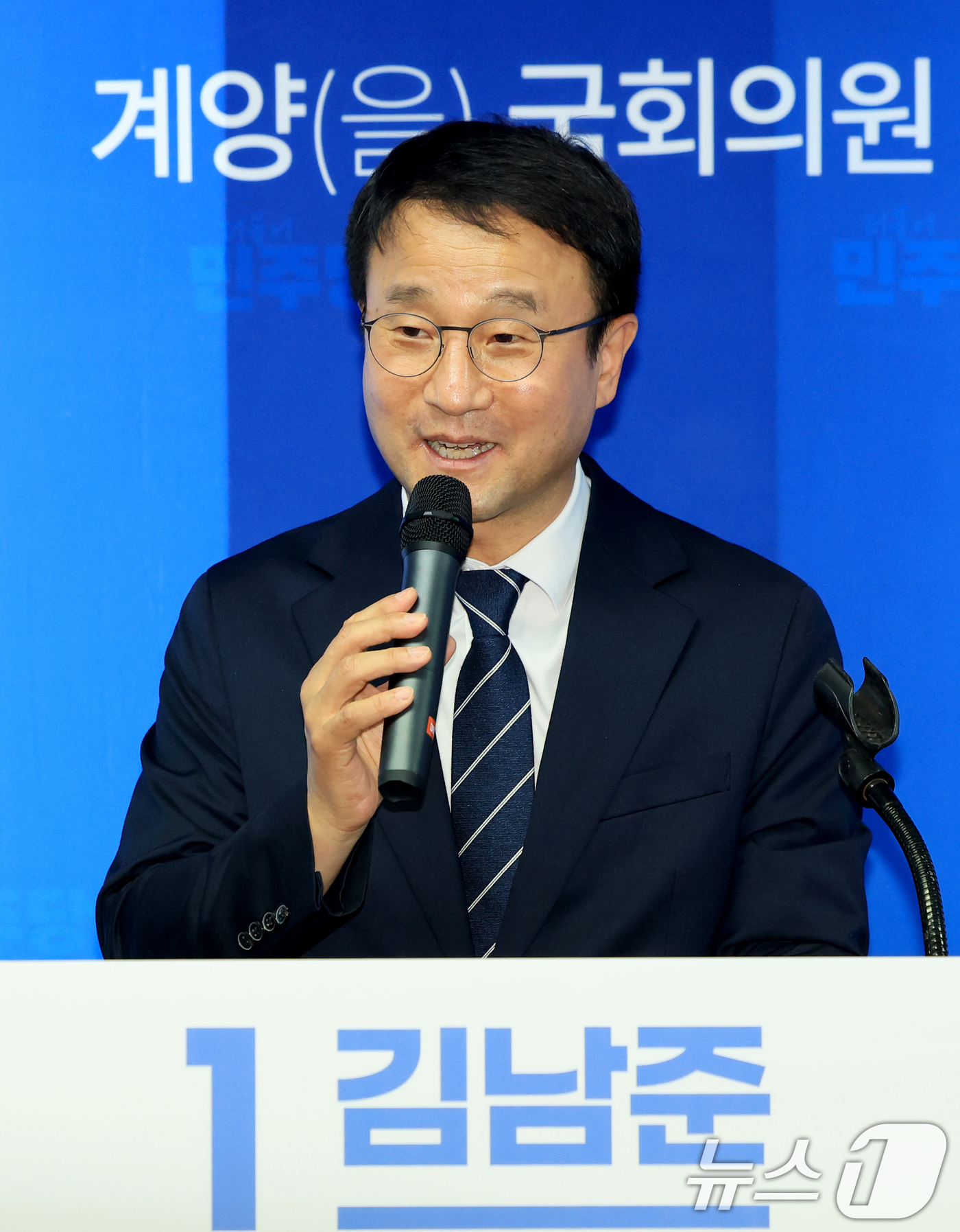 (인천=뉴스1) 이호윤 기자 = 한병도 더불어민주당 원내대표가 10일 인천 계양구 대안빌딩에서 열린 김남준 선거 사무소 개소식에서 축사를 하고 있다. 2026.5.10/뉴스1