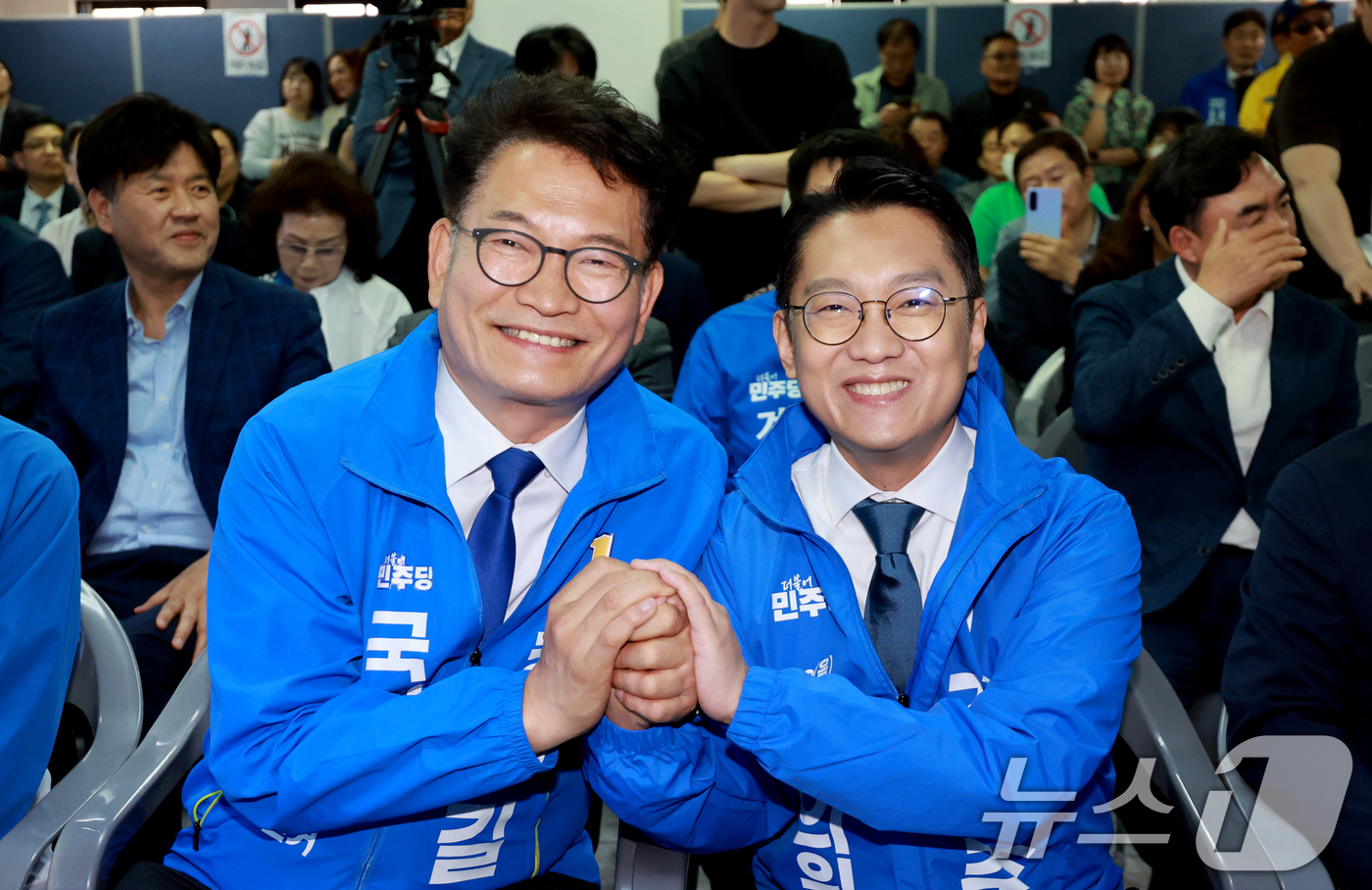 (인천=뉴스1) 이호윤 기자 = 김남준 더불어민주당 계양을, 송영길 연수구갑 국회의원 후보가 10일 인천 계양구 대안빌딩에서 열린 김남준 선거 사무소 개소식에서 기념촬영을 하고 있 …