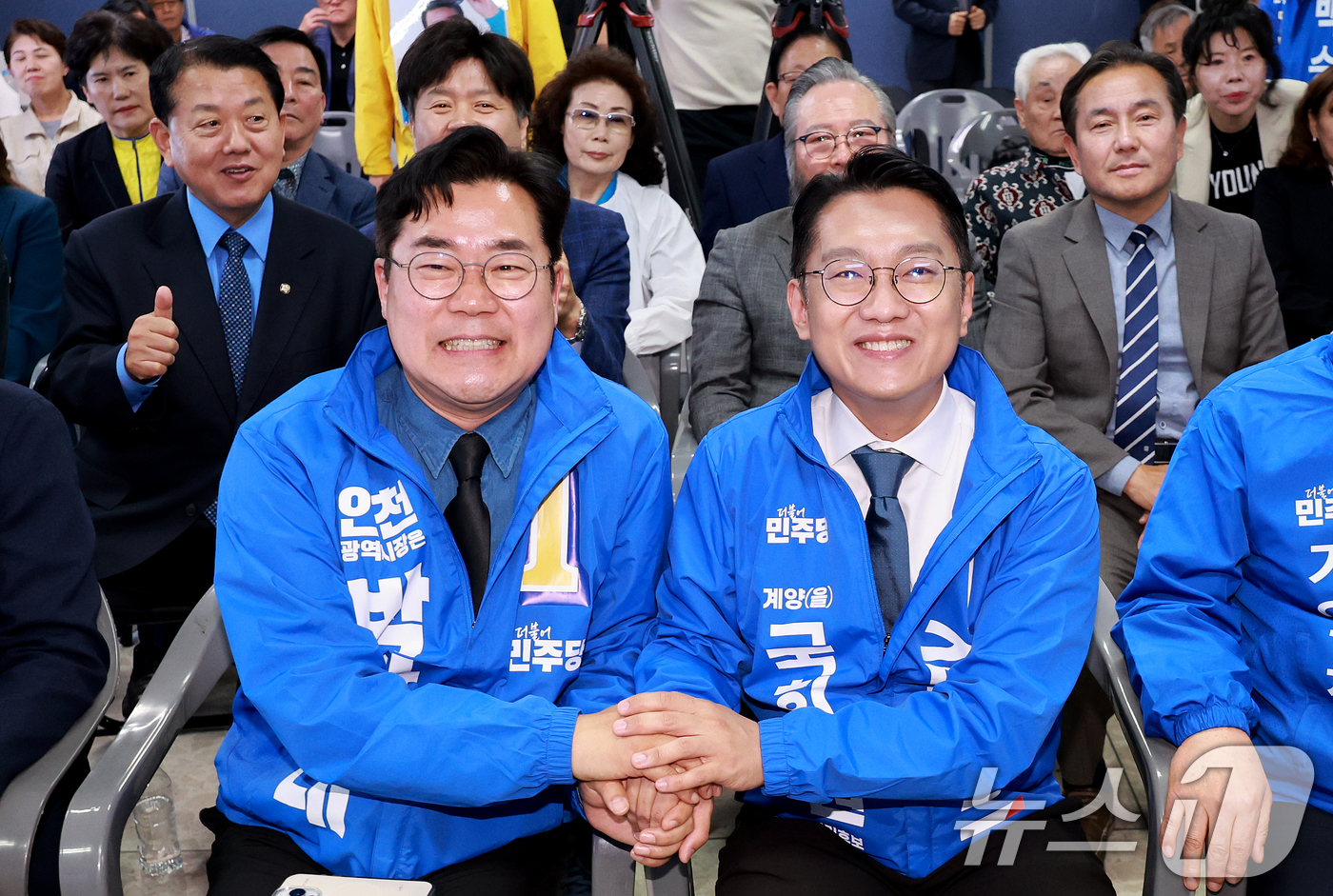 (인천=뉴스1) 이호윤 기자 = 박찬대 더불어민주당 인천시장 후보와 김남준 계양을 국회의원 후보가 10일 인천 계양구 대안빌딩에서 열린 김남준 선거 사무소 개소식에서 기념촬영을 하 …