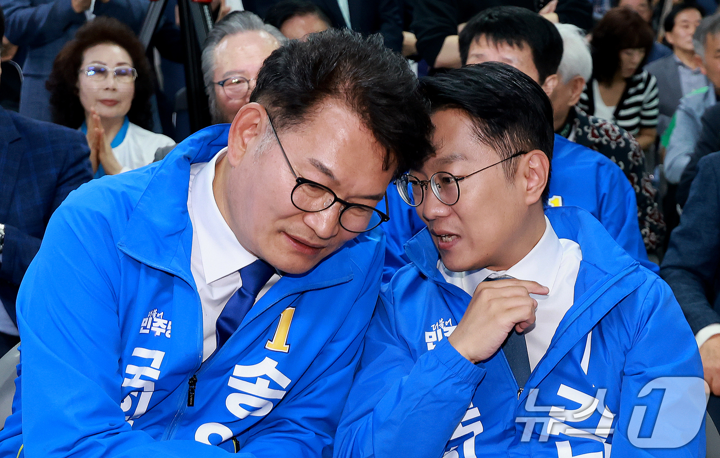 (인천=뉴스1) 이호윤 기자 = 김남준 더불어민주당 계양을, 송영길 연수구갑 국회의원 후보가 10일 인천 계양구 대안빌딩에서 열린 김남준 선거 사무소 개소식에서 대화를 하고 있다. …