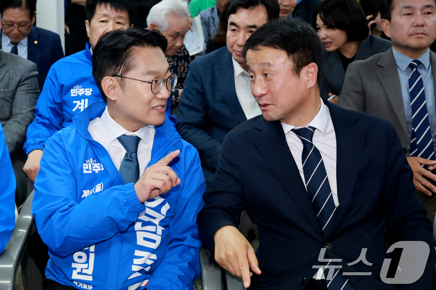 (인천=뉴스1) 이호윤 기자 = 한병도 더불어민주당 원내대표와 김남준 계양을 국회의원 후보가 10일 인천 계양구 대안빌딩에서 열린 김남준 선거 사무소 개소식에서 대화를 하고 있다. …