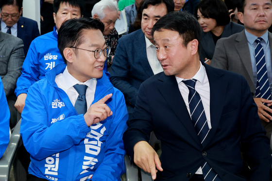 대화하는 한병도 원내대표와 김남준 후보