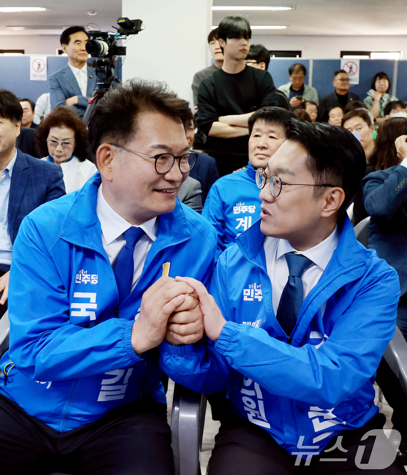 (인천=뉴스1) 이호윤 기자 = 김남준 더불어민주당 계양을, 송영길 연수구갑 국회의원 후보가 10일 인천 계양구 대안빌딩에서 열린 김남준 선거 사무소 개소식에서 두 손을 맞잡고 대 …