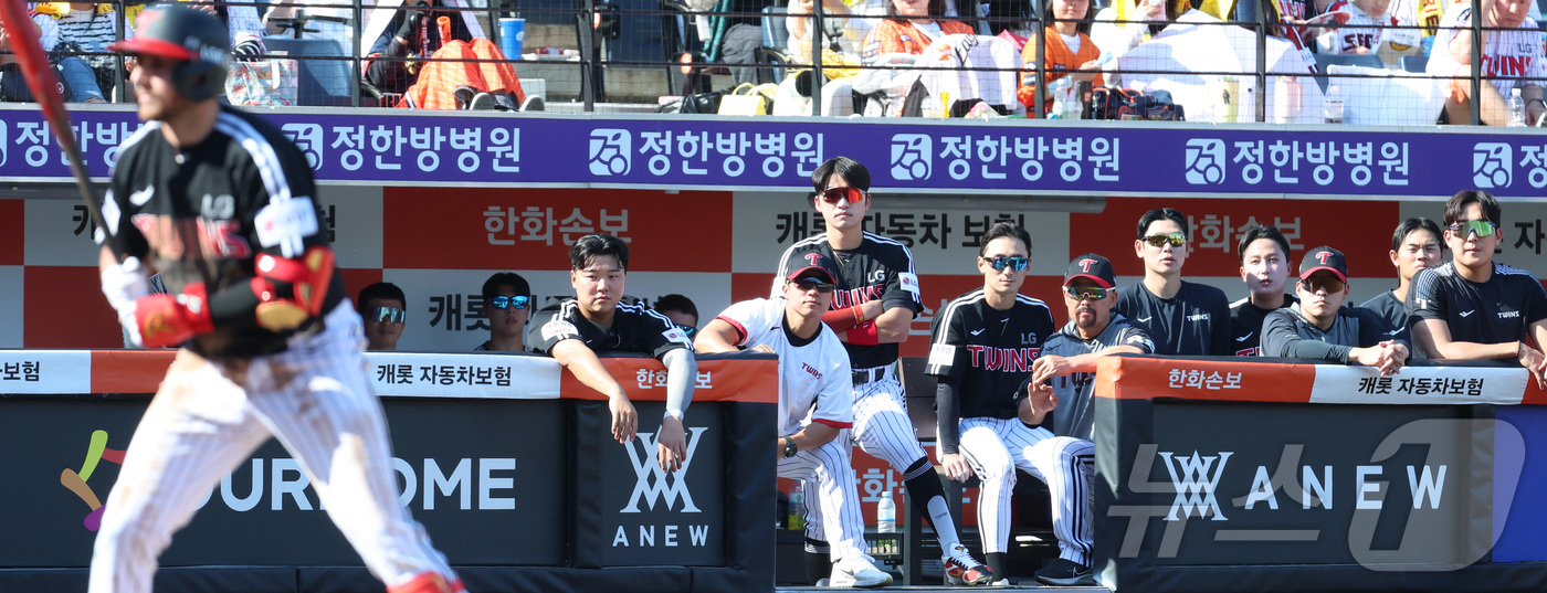 (대전=뉴스1) 김기남 기자 = 10일 대전 한화생명볼파크에서 열린 2026 신한 SOL KBO리그 LG 트윈스와 한화 이글스의 경기에서 LG 선수들이 8실점으로 끌려가는 경기를 …