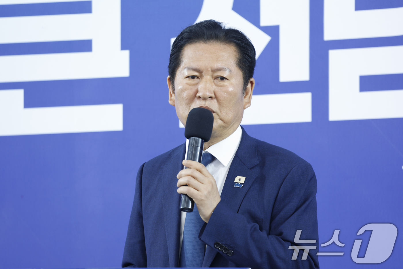 (광주=뉴스1) 김태성 기자 = 정청래 더불어민주당대표가 10일 광주 서구 민형배 전남광주특별시장 후보사무소에서 열린 '전남광주 대전화 선대위 출범식'에서 축사를 하고 있다. 20 …