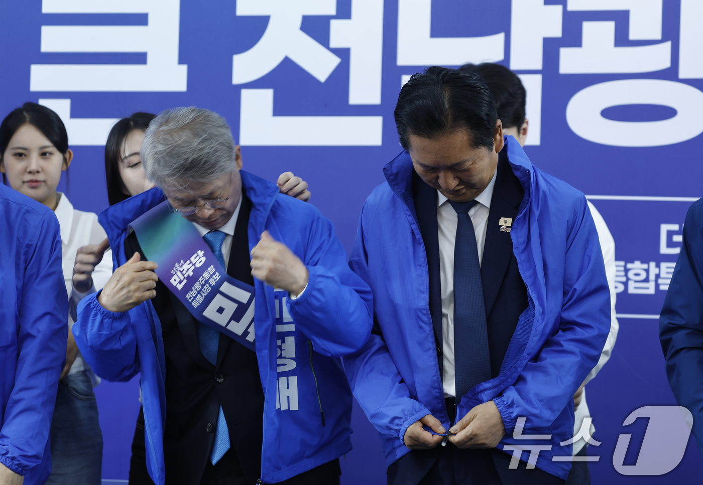 (광주=뉴스1) 김태성 기자 = 정청래 더불어민주당 대표가 10일 광주 서구 민형배 전남광주특별시장 후보사무소에서 열린 '전남광주 대전화 선대위 출범식'에서 청년들과 함께 파란색 …