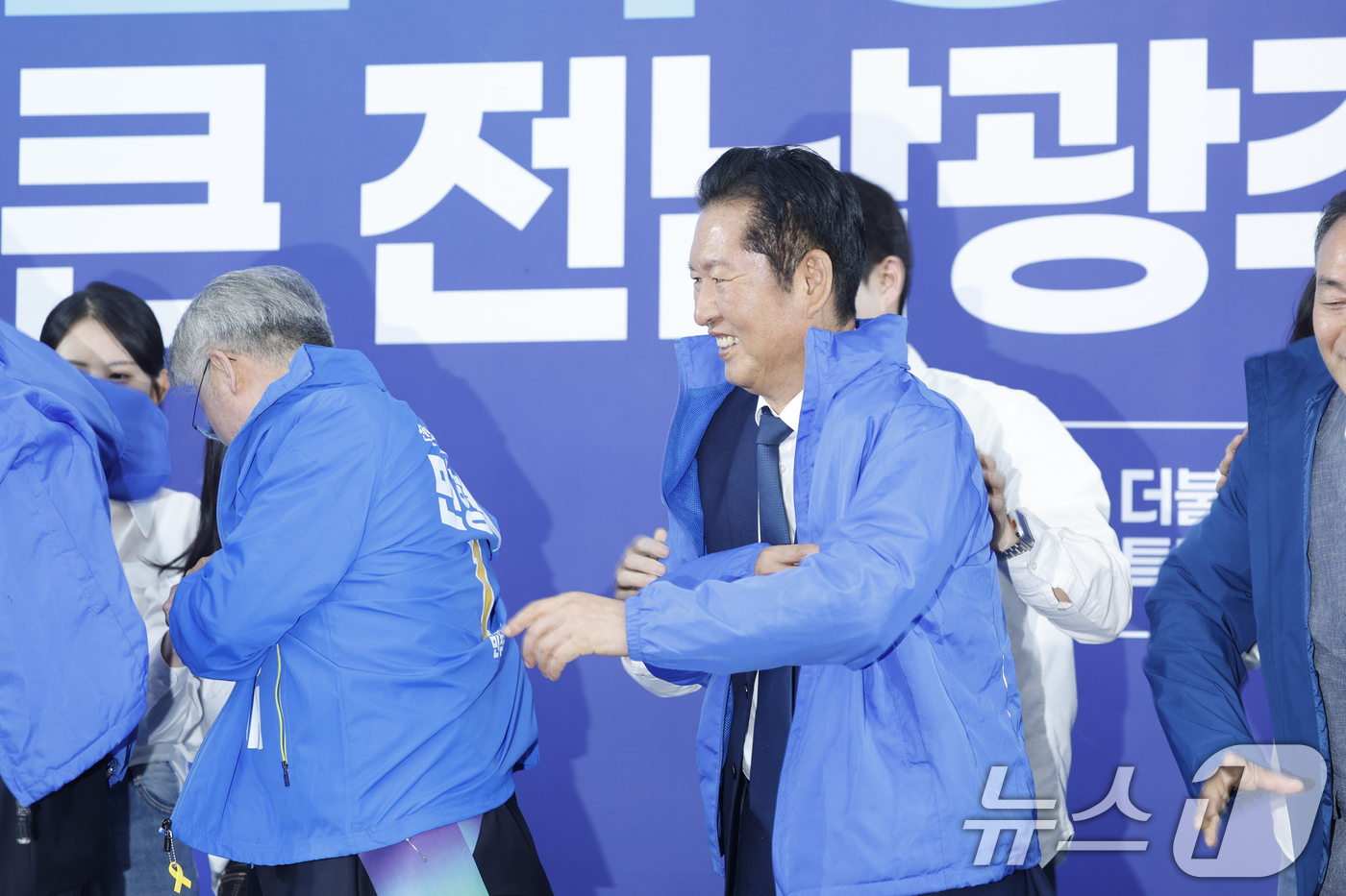(광주=뉴스1) 김태성 기자 = 정청래 더불어민주당 대표가 10일 광주 서구 민형배 전남광주특별시장 후보사무소에서 열린 '전남광주 대전화 선대위 출범식'에서 청년들과 함께 파란색 …