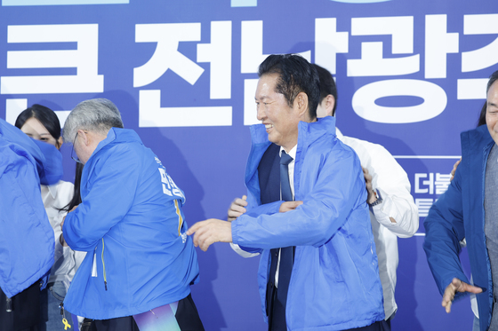 당복 입는 정청래 대표