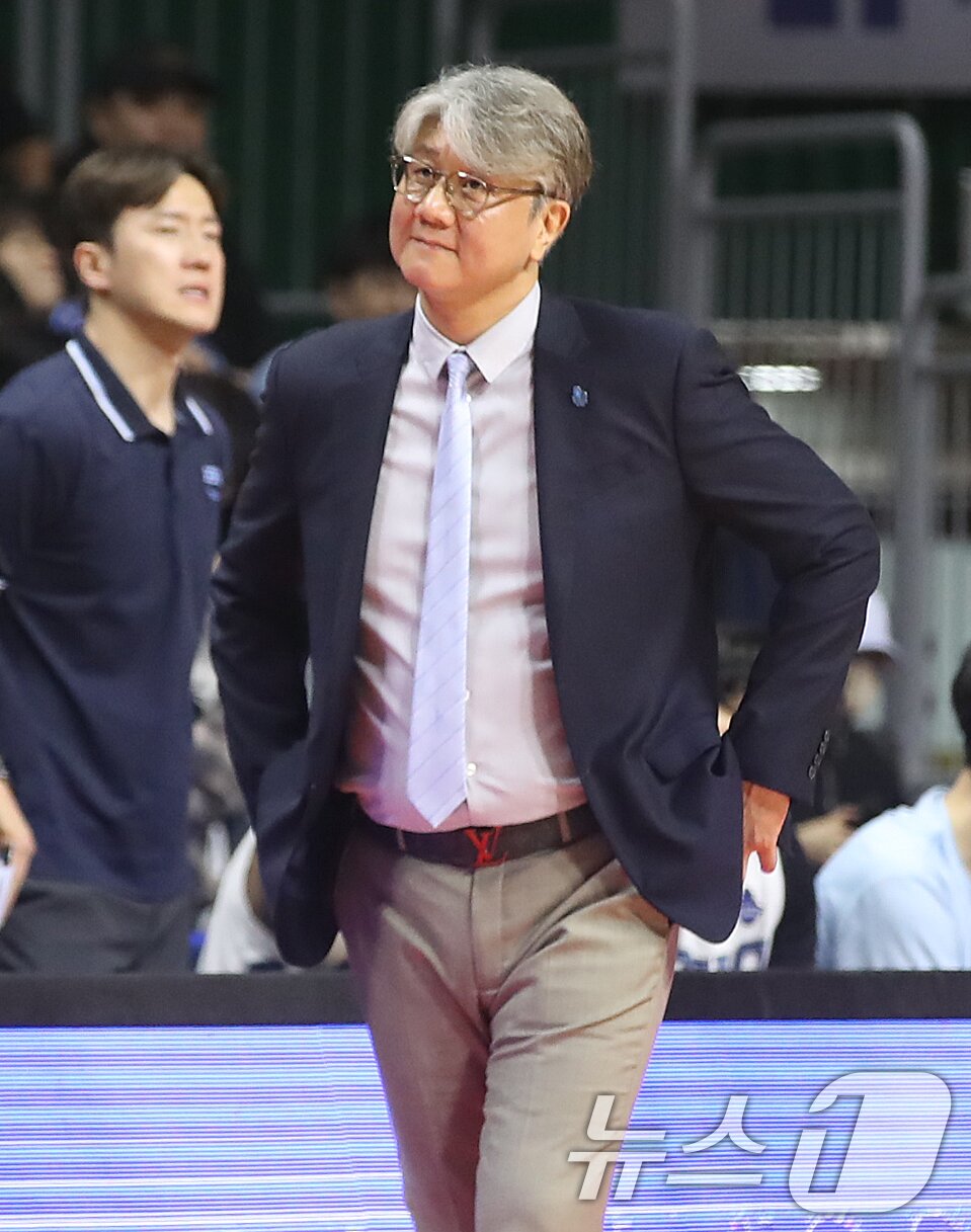 본문 이미지 - 10일 오후 부산 사직실내체육관에서 열린 2025-2026 LG전자 프로농구 챔피언결정전 4차전 부산 KCC와 고양 소노의 경기에서 소노 손창환 감독이 선수들이 실수하자 아쉬운 표정을 짓고 있다. 2026.5.10 ⓒ 뉴스1 윤일지 기자