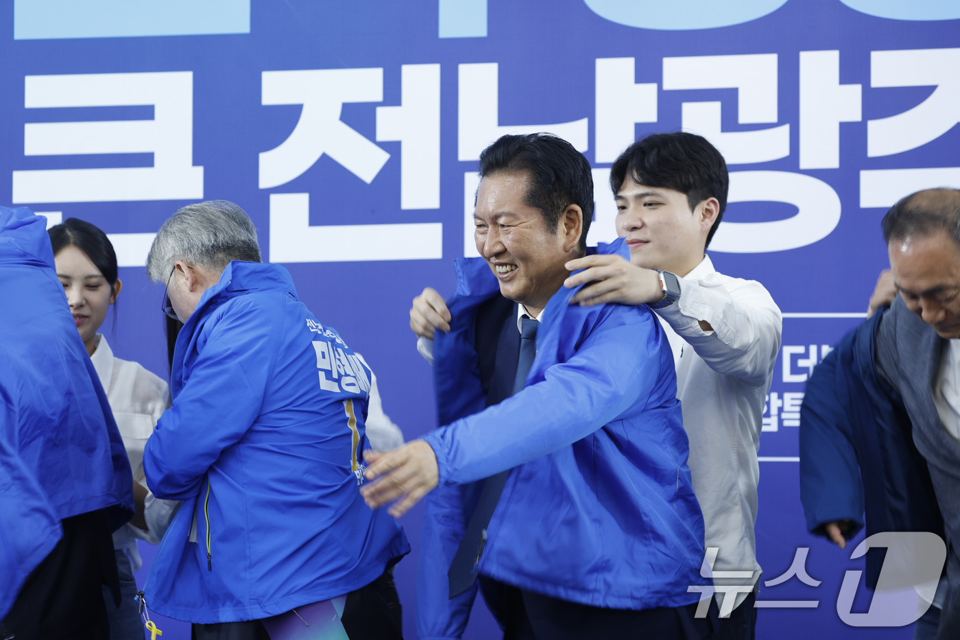 (광주=뉴스1) 김태성 기자 = 정청래 더불어민주당 대표가 10일 광주 서구 민형배 전남광주특별시장 후보사무소에서 열린 '전남광주 대전화 선대위 출범식'에서 청년들과 함께 파란색 …