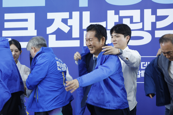 당복 입으며 활짝 웃는 정청래 대표