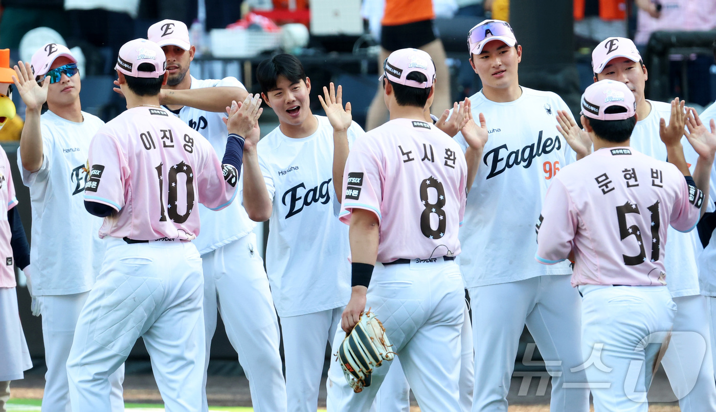 (대전=뉴스1) 김기남 기자 = 10일 대전 한화생명볼파크에서 열린 2026 신한 SOL KBO리그 LG 트윈스와 한화 이글스의 경기에서 한화가 승리, 2연승 하며 선수들이 하이파 …
