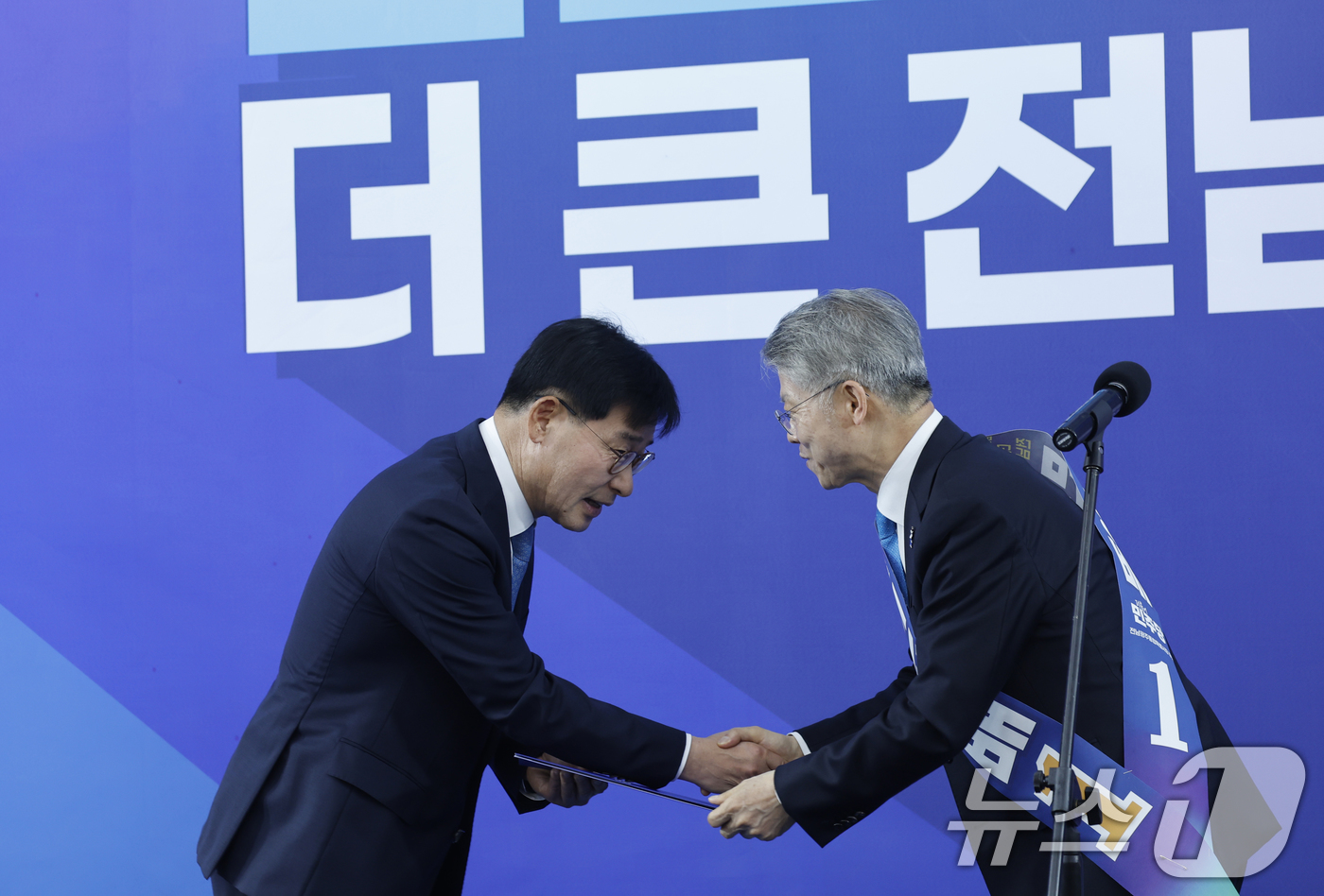 (광주=뉴스1) 김태성 기자 = 민형배 전남광주특별시장 후보가 10일 광주 서구 후보사무소에서 열린 '전남광주 대전화 선대위 출범식'에서 주은기 전 삼성전자 부사장이자 삼성전자 고 …