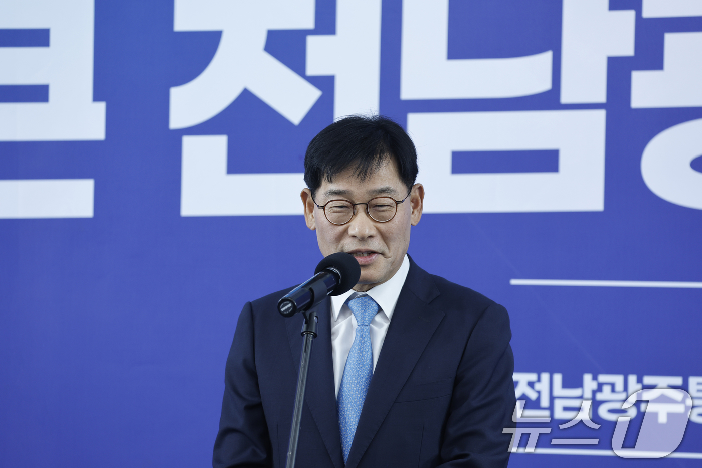 (광주=뉴스1) 김태성 기자 = 10일 광주 서구 후보사무소에서 열린 '전남광주 대전화 선대위 출범식'에서 민형배 전남광주특별시장 후보 경제특별보좌관으로 위촉된 주은기 전 삼성전자 …