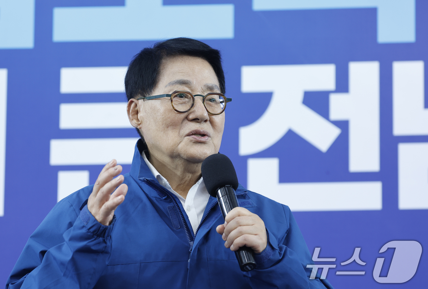 (광주=뉴스1) 김태성 기자 = 박지원 국회의원이 10일 광주 서구에서 열린 '민형배 전남광주특별시장 선대위 출범식'에서 축사를 하고 있다. 2026.5.10/뉴스1