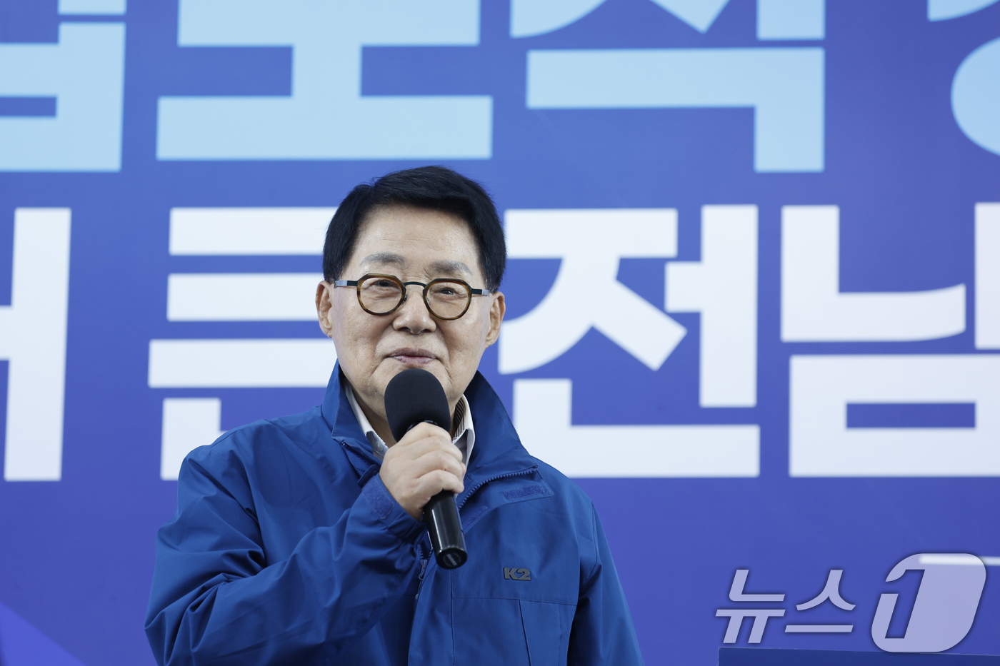 (광주=뉴스1) 김태성 기자 = 박지원 국회의원이 10일 광주 서구에서 열린 '민형배 전남광주특별시장 선대위 출범식'에서 축사를 하고 있다. 2026.5.10/뉴스1