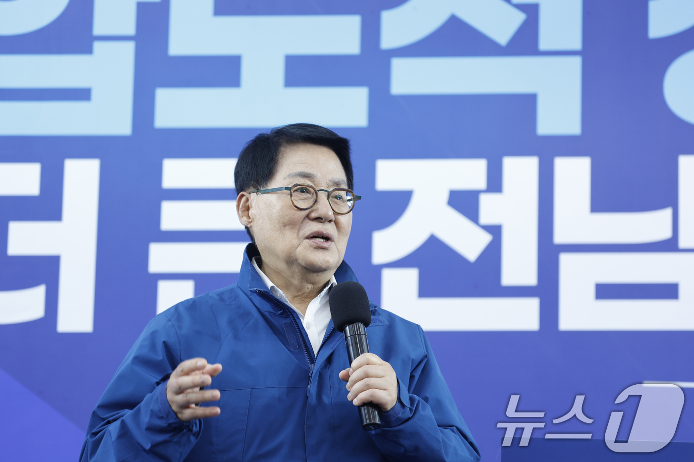 (광주=뉴스1) 김태성 기자 = 박지원 국회의원이 10일 광주 서구에서 열린 '민형배 전남광주특별시장 선대위 출범식'에서 축사를 하고 있다. 2026.5.10/뉴스1